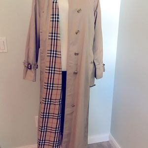 Burberry Woman’s Trench Coat, mid-90’s, great condition. There are no stains.